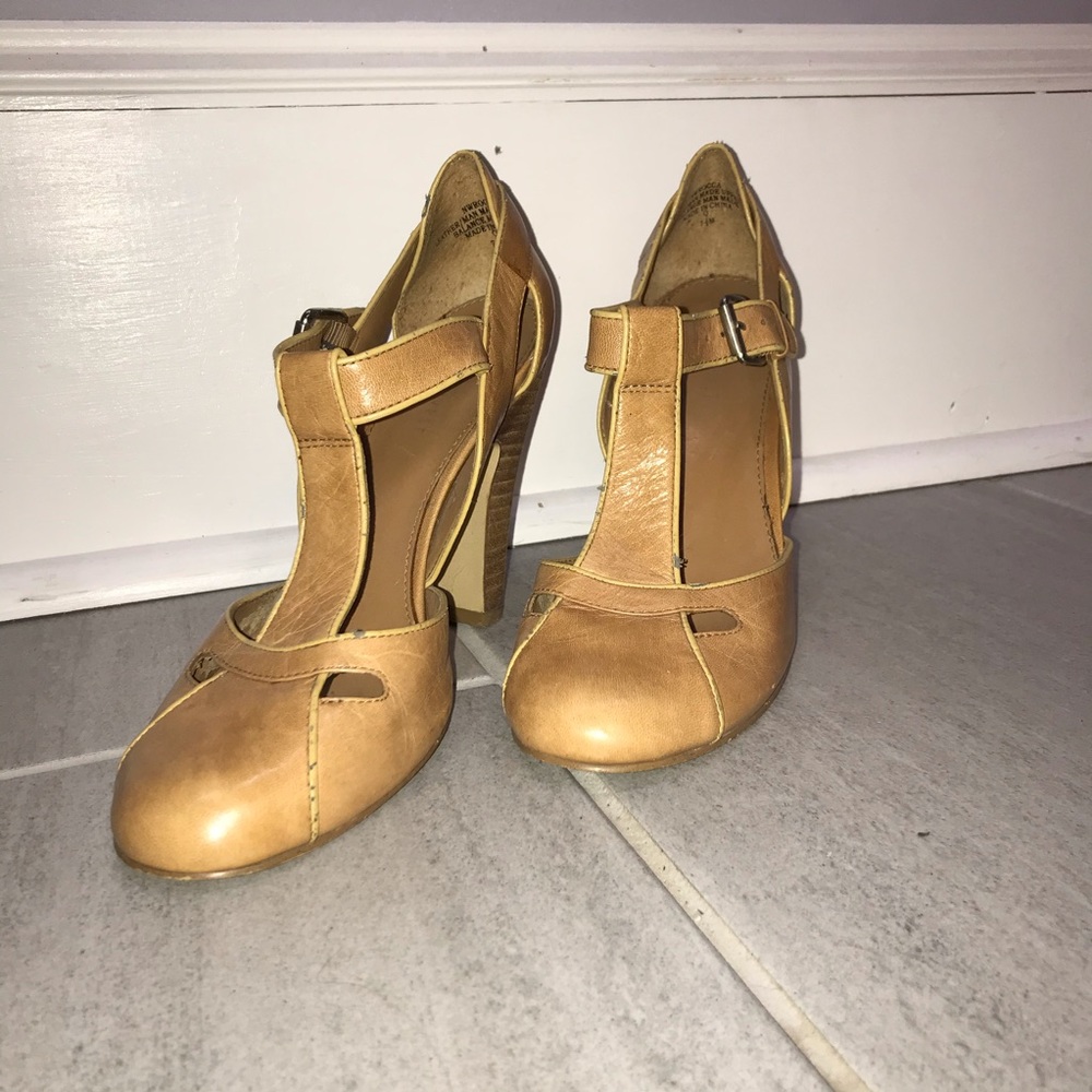 Tan/nude Nine West t strap pumps